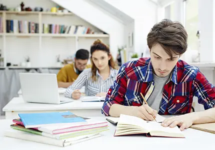 Cogiendo apuntes en clases particulares para idiomas