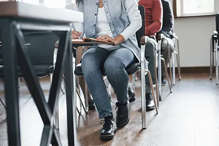 Mujer haciendo examen de selectividad